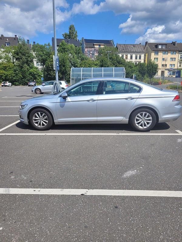 Silber Gebraucht 2019 VW Passat Comfortline Limousine | 18.000 € (Superpreis) - Bild 1/4