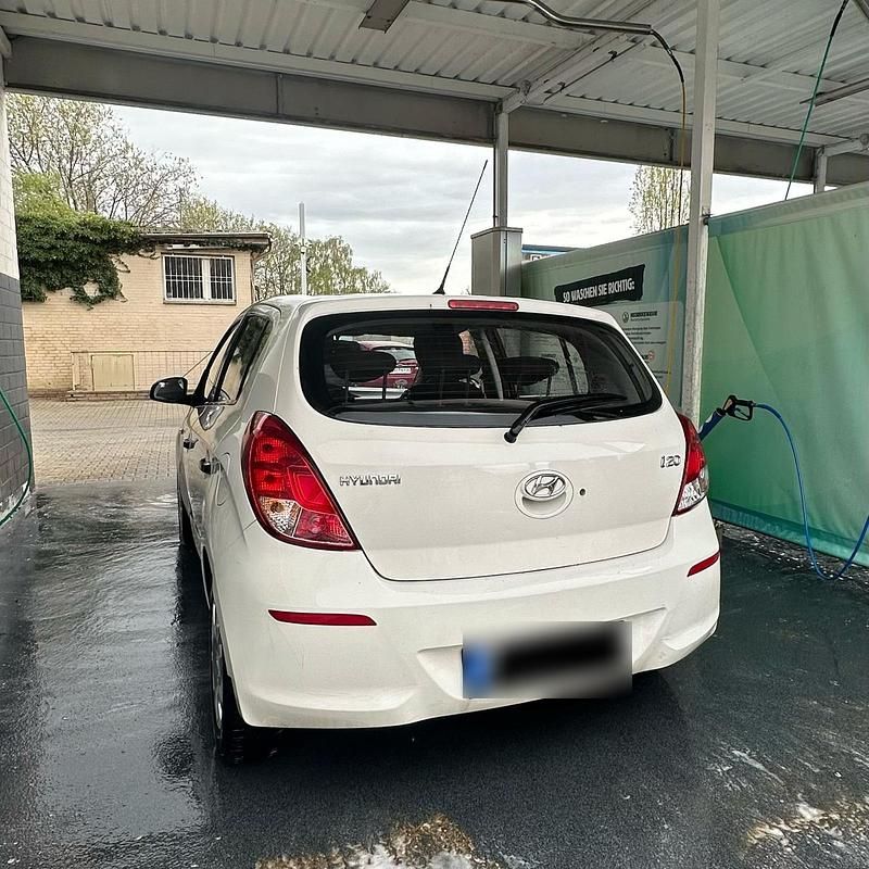 Gebraucht Hyundai i20 85 PS (62 kW) 2013 Weiß Kleinwagen