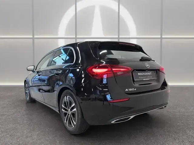 Gebraucht Mercedes A180 Advanced Plus 116 PS (85 kW) 2026 Schwarz Limousine
