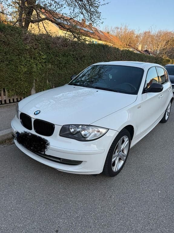 Weiß Gebraucht 2010 BMW 120 Kleinwagen | 4.800 € (Fairer Preis) - Bild 1/4