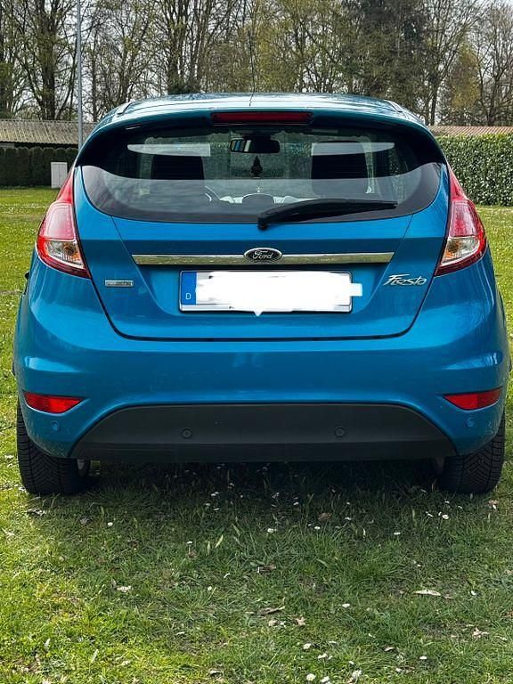 Gebraucht Ford Fiesta Titanium 101 PS (74 kW) 2014 Blau Kleinwagen