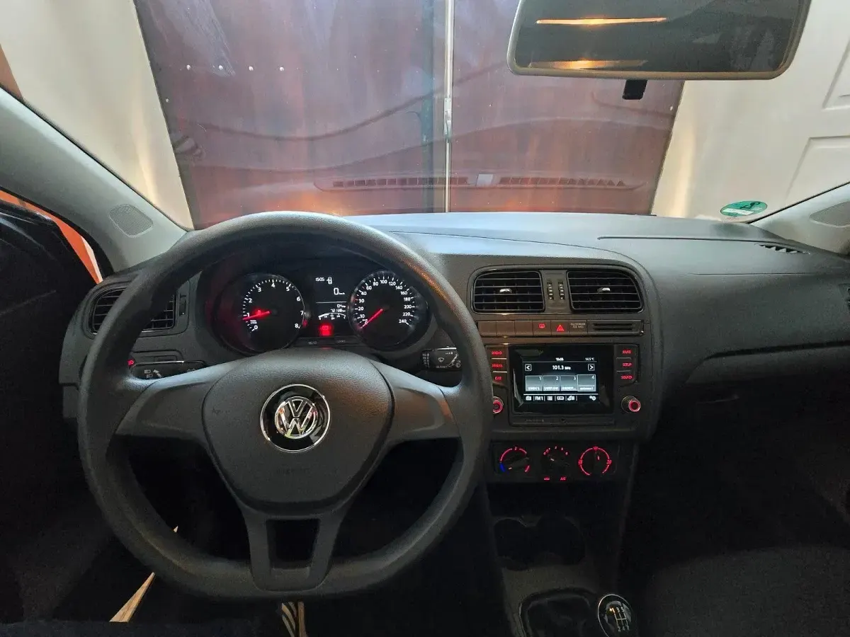 Second-hand VW Polo Trendline 69 CP (50 kW) 2015 Gri Berlinǎ