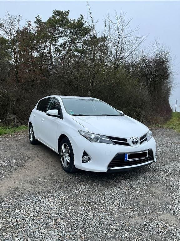 Weiß Gebraucht 2014 Toyota Auris Edition Limousine | 8.500 € (Fairer Preis) - Bild 1/4