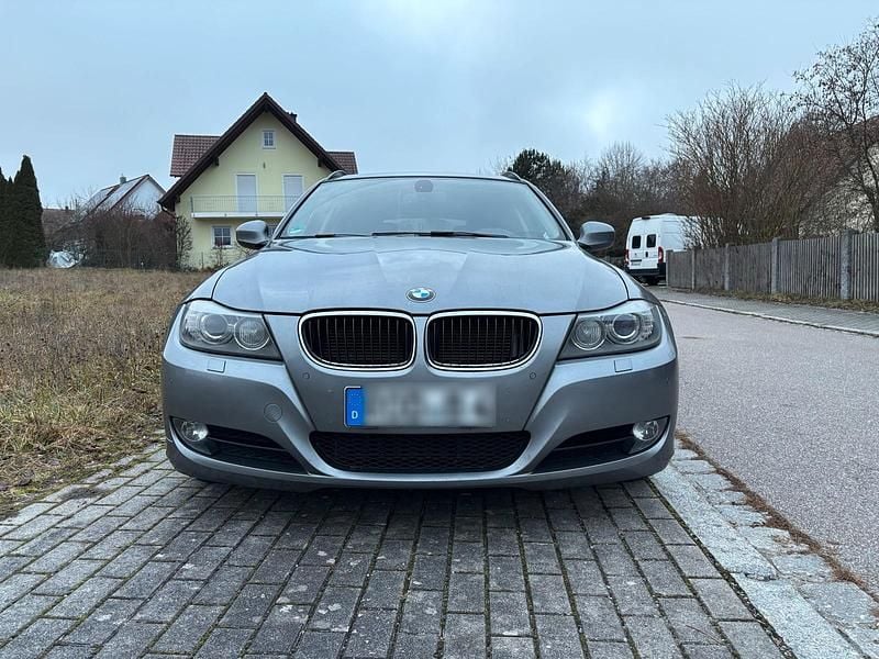 Silber Gebraucht 2012 BMW 318 Kombi | 6.800 € (Etwas zu teuer) - Bild 1/4