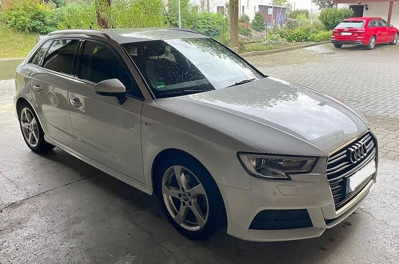 Weiß Gebraucht 2018 Audi A3 Sportback S-Line Limousine | 18.199 € (Fairer Preis) - Bild 1/4