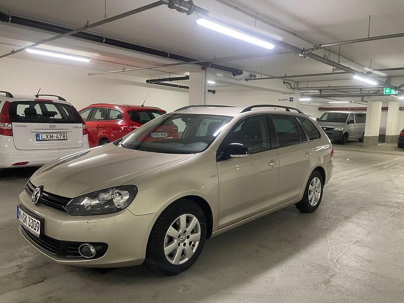 Silber Gebraucht 2012 VW Golf VI Match Kombi | 10.980 € (Teuer) - Bild 1/4