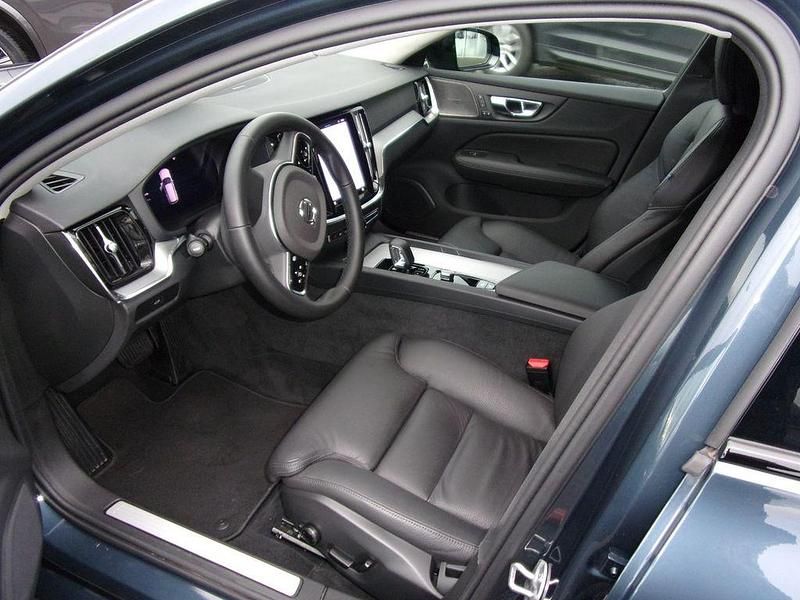 Gebraucht Volvo V60 Plus 197 PS (144 kW) 2024 Blau Kombi