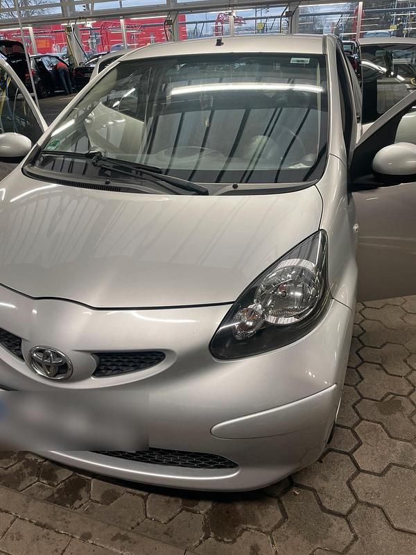 Andere farben Gebraucht 2008 Toyota Aygo Kleinwagen | 2.499 € (Fairer Preis) - Bild 1/4