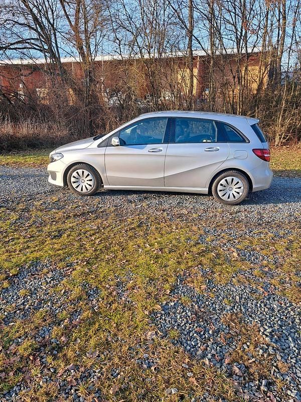 Silber Gebraucht 2016 Mercedes B200 Van / Kleinbus | 16.650 € (Fairer Preis) - Bild 1/4