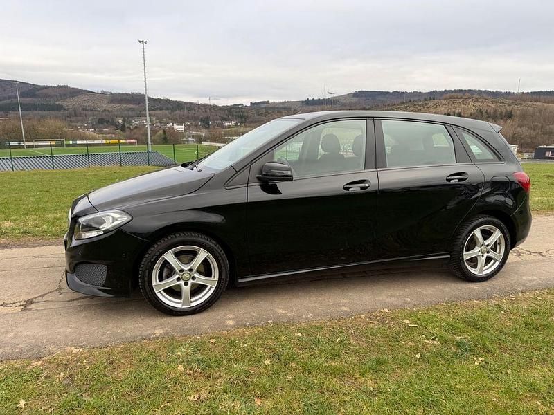 Gebraucht Mercedes B180 109 PS (80 kW) 2016 Schwarz Van / Kleinbus