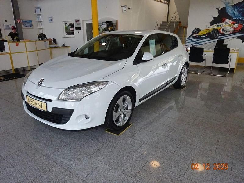 Weiß Gebraucht 2009 Renault Mégane Dynamique Limousine | 4.900 € (Fairer Preis) - Bild 1/4
