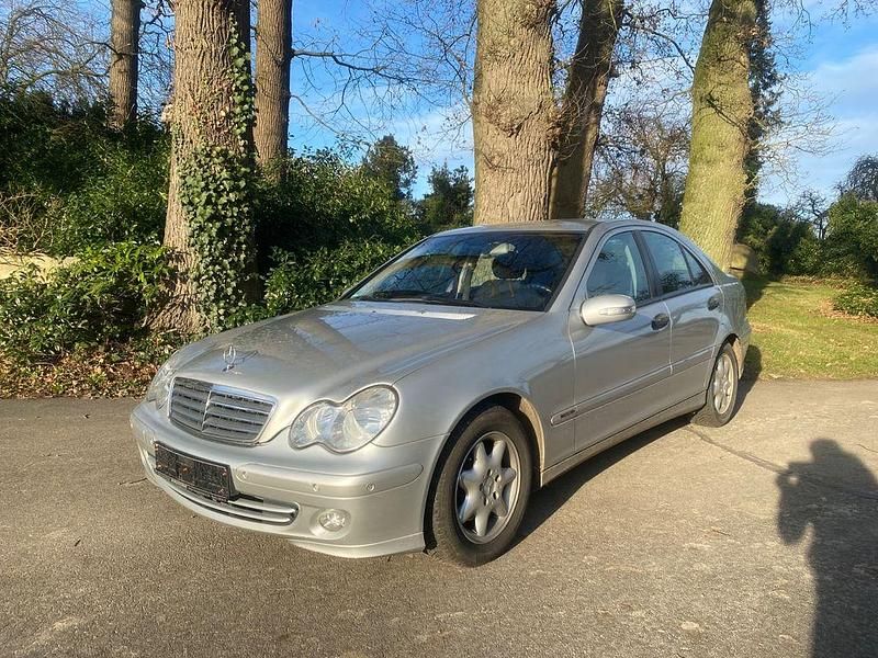 Silber Gebraucht 2004 Mercedes 220 Limousine | 3.490 € (Superpreis) - Bild 1/4