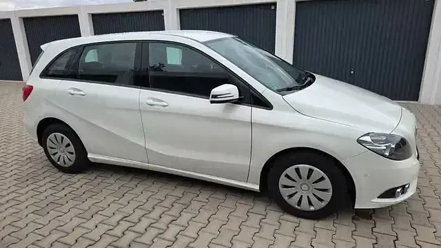 Gebraucht Mercedes B180 122 PS (89 kW) 2012 Calcitweiss Kleinwagen