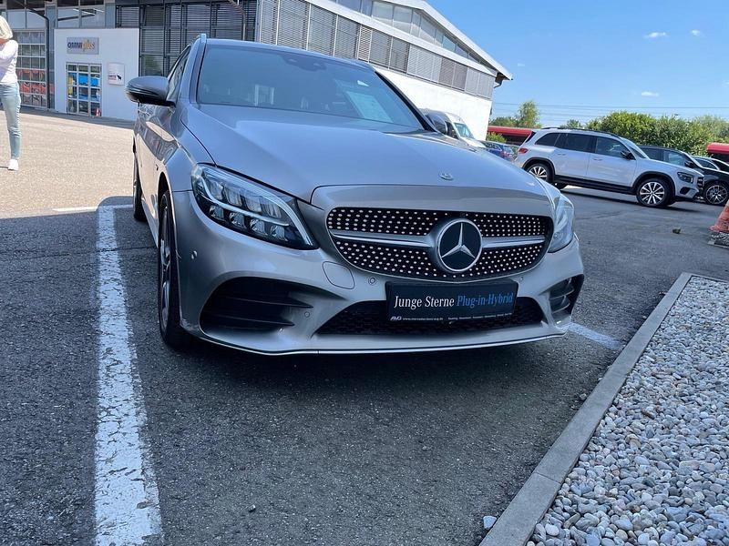 Silber Gebraucht 2019 Mercedes C300e AMG Kombi | 25.400 € (Fairer Preis) - Bild 1/4