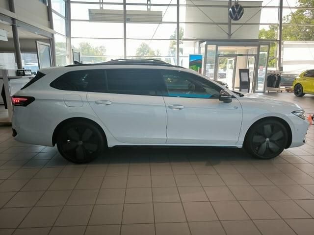 Gebraucht VW Passat R-line 150 PS (110 kW) 2024 Oryxweiß perlmutteffekt Kombi