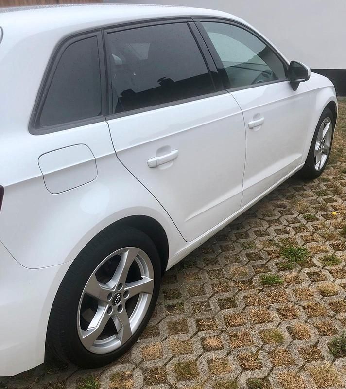 Weiß Gebraucht 2019 Audi A3 Sportback g-tron Limousine | 11.900 € - Bild 1/4