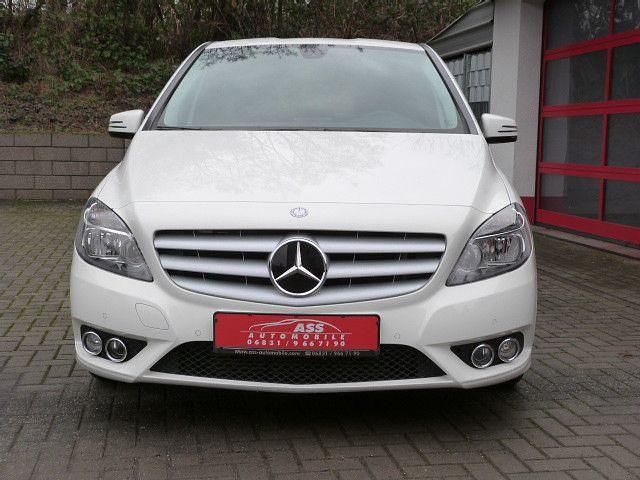 Gebraucht Mercedes B180 Edition 122 PS (89 kW) 2013 Weiß Van / Kleinbus