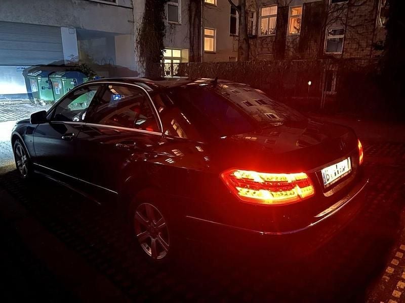 Gebraucht Mercedes E220 Avantgarde 170 PS (125 kW) 2010 Schwarz Limousine