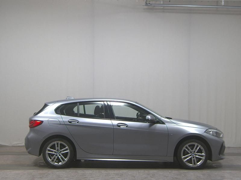 Grau Gebraucht 2023 BMW 118 M Sport Kleinwagen | 23.480 € (Guter Preis) - Bild 1/4