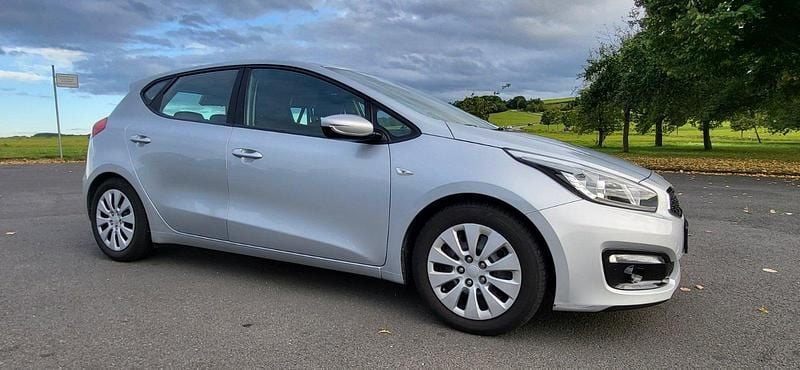 Grau Gebraucht 2017 Kia Ceed 2 Limousine | 6.800 € (Superpreis) - Bild 1/4