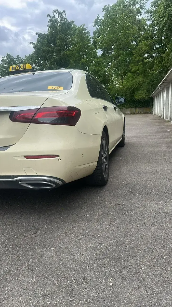 Gebraucht Mercedes E220 194 PS (142 kW) 2022 Schwarz Limousine