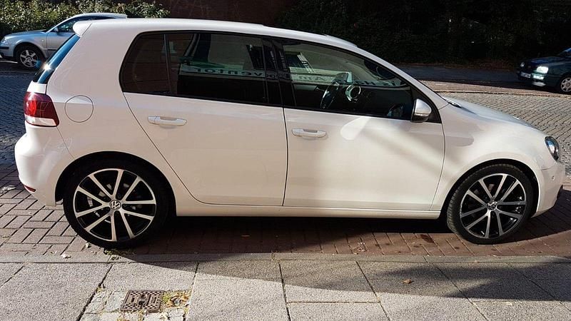 Weiß Gebraucht 2010 VW Golf VI Highline Limousine | 8.700 € (Etwas zu teuer) - Bild 1/4