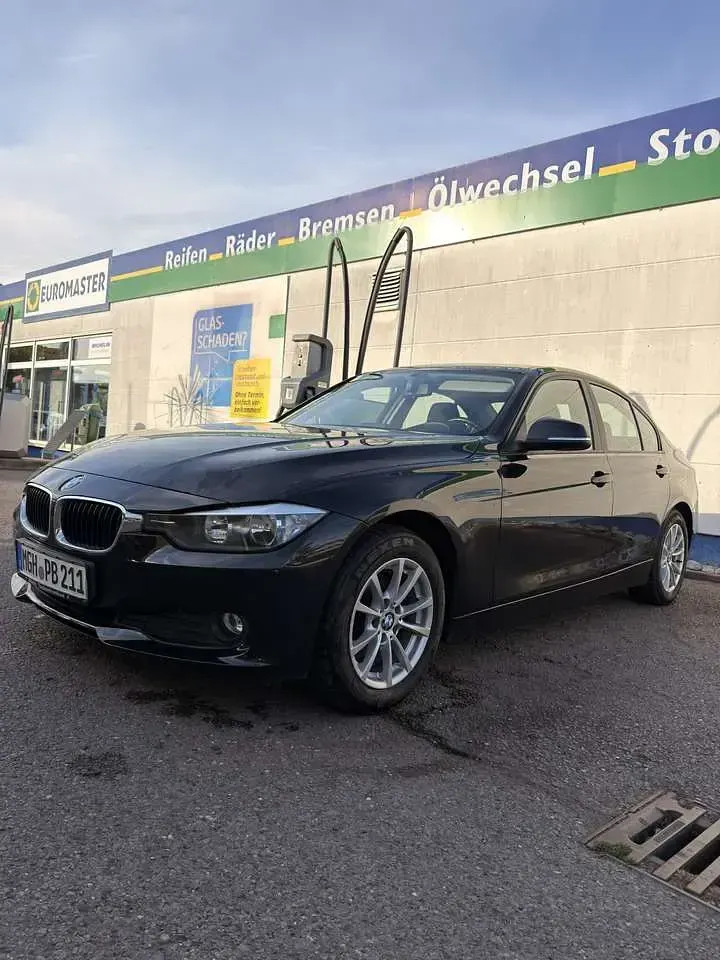 Gebraucht BMW 318 143 PS (105 kW) 2013 Schwarz Limousine