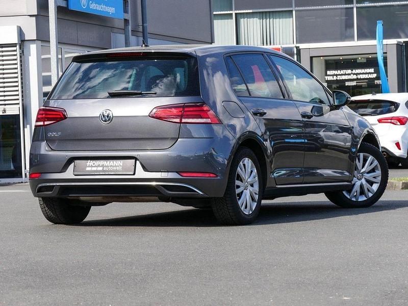 Używany VW Golf VII Join 125 KM (91 kW) 2018 Szary Sedan/Limuzyna
