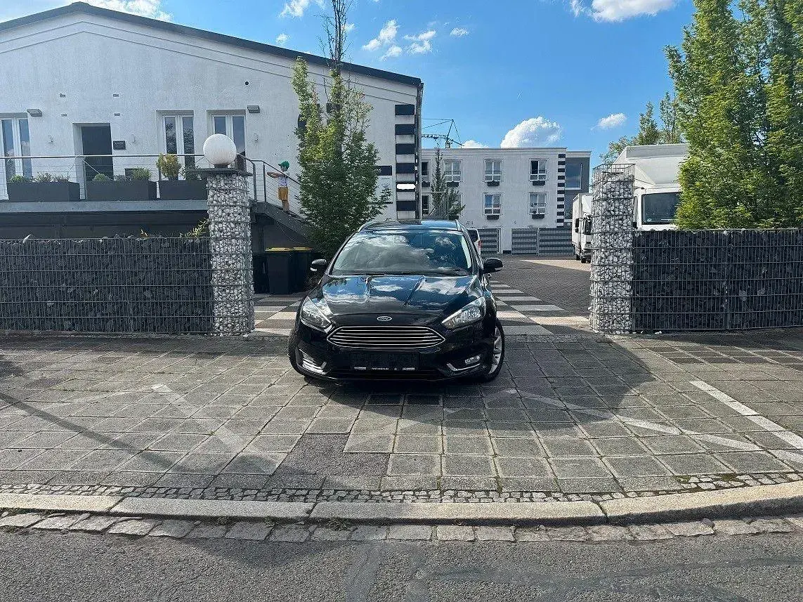 Gebraucht Ford Focus Titanium 125 PS (91 kW) 2015 Schwarz Limousine