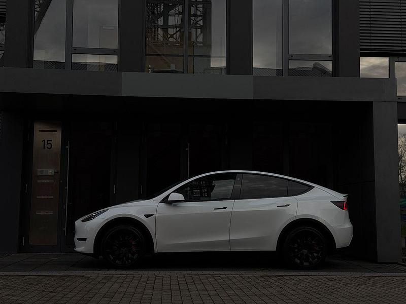 Weiß Gebraucht 2024 Tesla Model Y SUV | 38.950 € (Guter Preis) - Bild 1/4