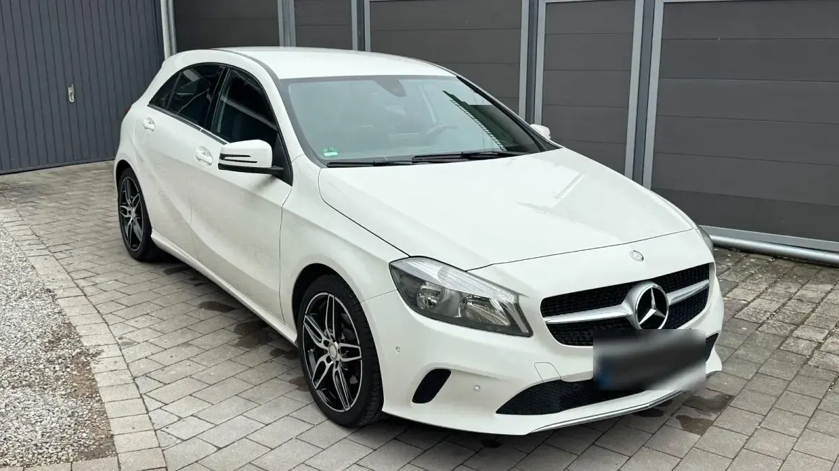Gebraucht Mercedes A180 122 PS (89 kW) 2016 Weiß Limousine