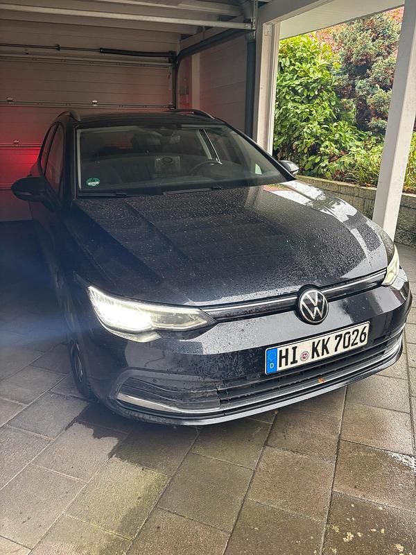Schwarz Gebraucht 2023 VW Golf VIII Move Kombi | 16.999 € (Superpreis) - Bild 1/4