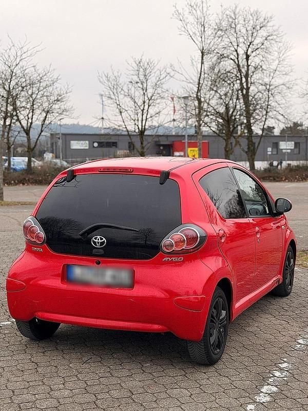 Gebraucht Toyota Aygo 68 PS (50 kW) 2011 Rot Kleinwagen