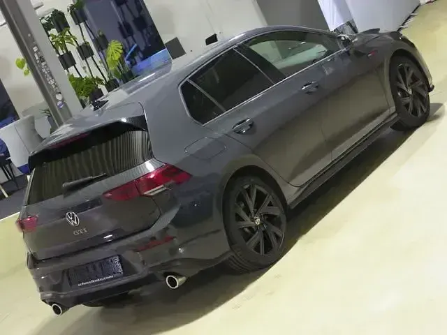 Gebraucht VW Golf VIII GTI 245 PS (180 kW) 2024 Uranograu/cinza urano Limousine