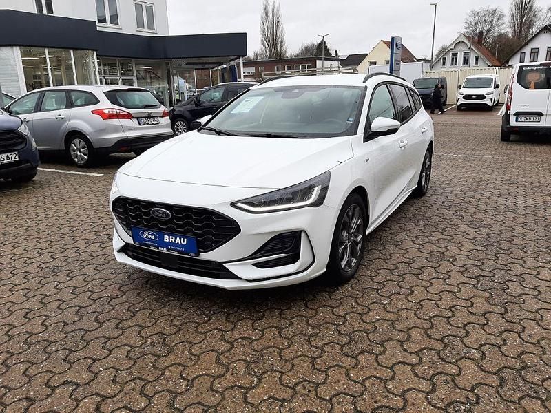 Weiß Gebraucht 2024 Ford Focus ST-Line Limousine | 23.990 € (Fairer Preis) - Bild 1/4