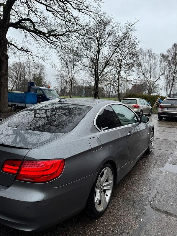 Gebraucht BMW 325 204 PS (150 kW) 2010 Grau Coupé