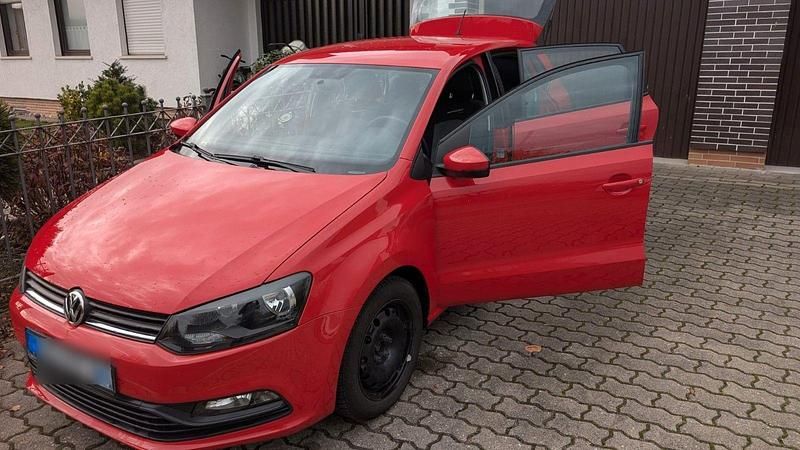 Rot Gebraucht 2016 VW Polo Trendline Kleinwagen | 7.199 € (Fairer Preis) - Bild 1/4