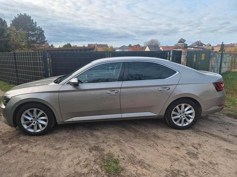 Andere farben Gebraucht 2016 Skoda Superb Limousine | 11.000 € (Superpreis) - Bild 1/4