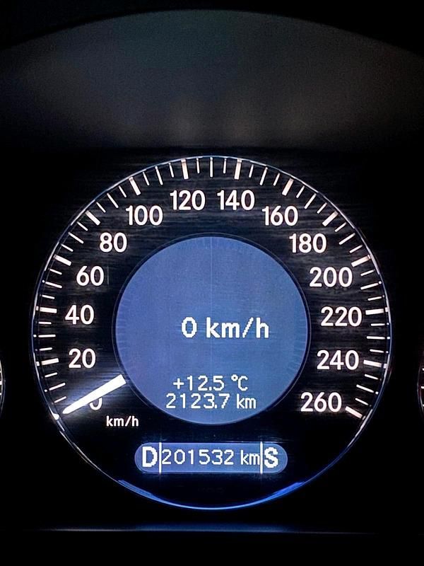 Gebraucht Mercedes E220 150 PS (110 kW) 2002 Silber Limousine