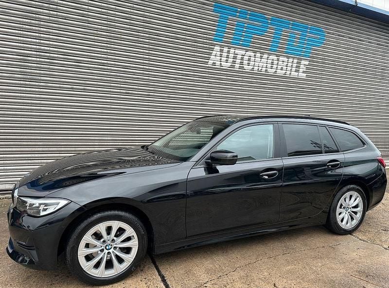 Schwarz Gebraucht 2022 BMW 318 Advantage Kombi | 25.400 € (Guter Preis) - Bild 1/4