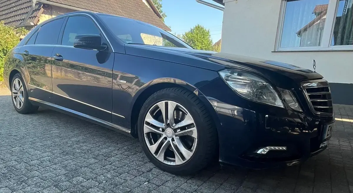 Gebraucht Mercedes E300 204 PS (150 kW) 2010 Blau Limousine