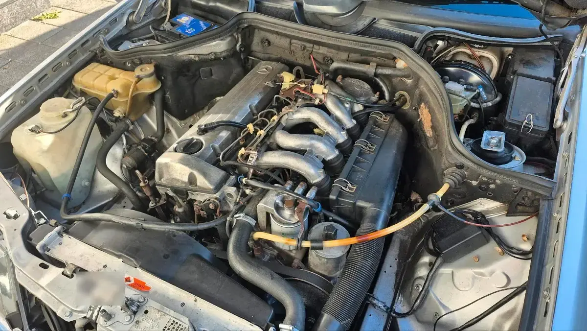 Second-hand Mercedes E250 90 CP (66 kW) 1988 Argintiu Berlinǎ