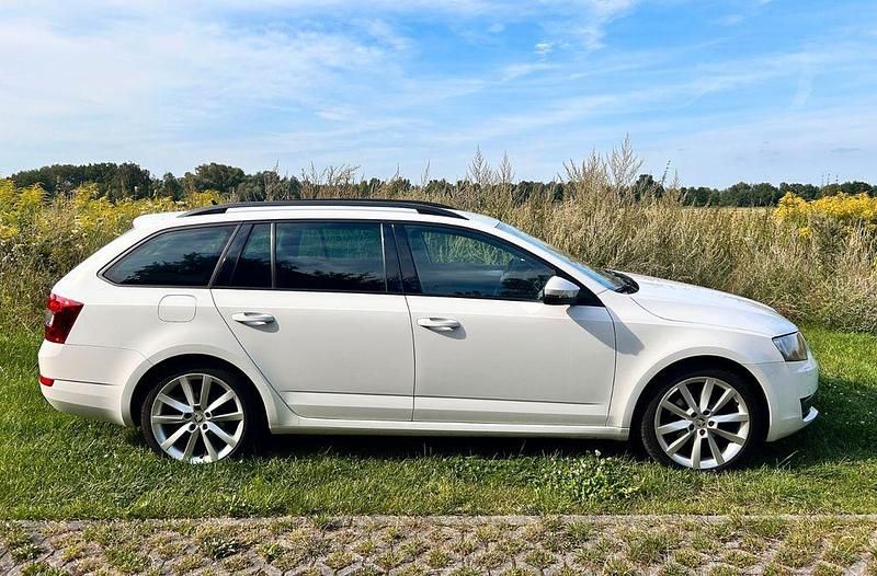 Weiß Gebraucht 2013 Skoda Octavia Elegance Kombi | 12.500 € (Etwas zu teuer) - Bild 1/4