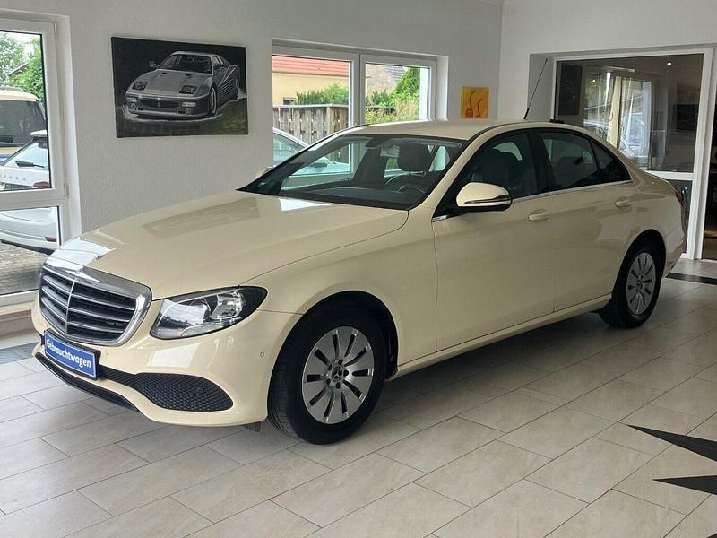 Hellelfenbein Gebraucht 2017 Mercedes E200 Limousine | 14.990 € (Fairer Preis) - Bild 1/4