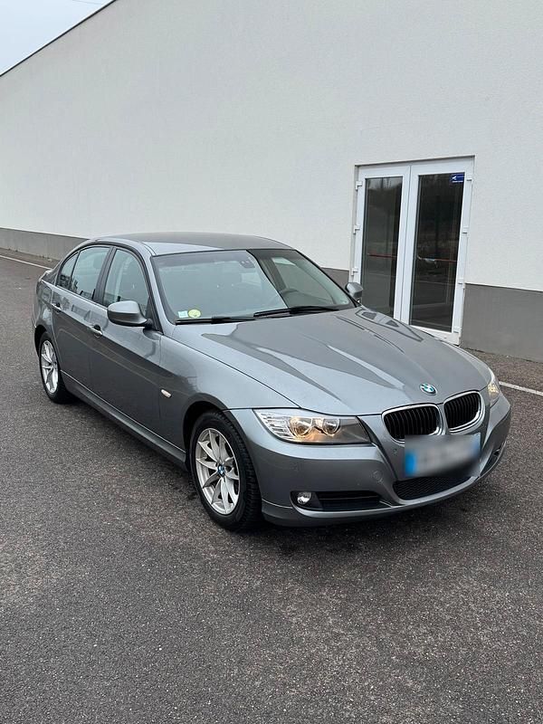 Gebraucht BMW 318 143 PS (105 kW) 2011 Grau Limousine