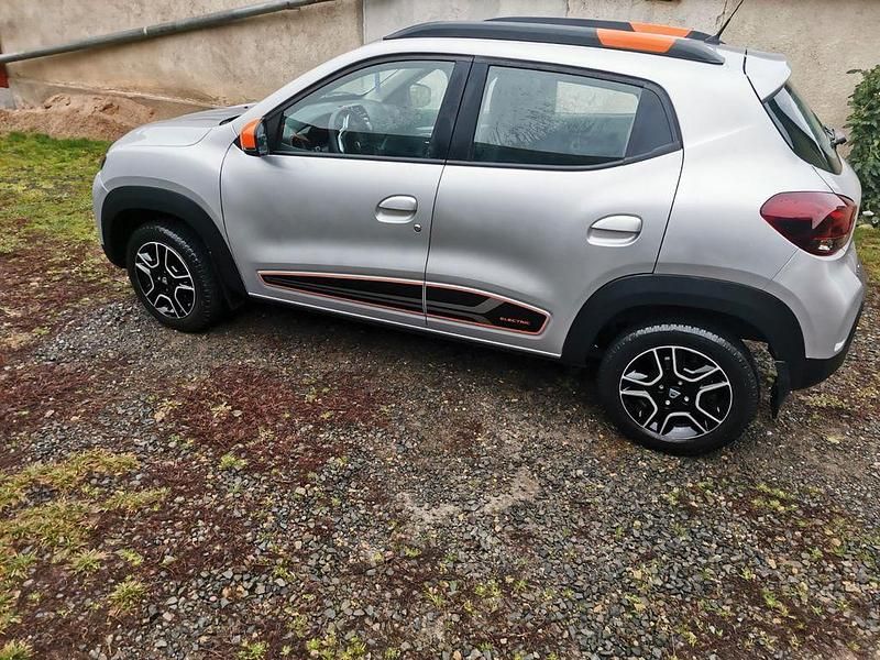 Silber Gebraucht 2022 Dacia Spring Comfort Plus Kleinwagen | 8.900 € (Guter Preis) - Bild 1/4
