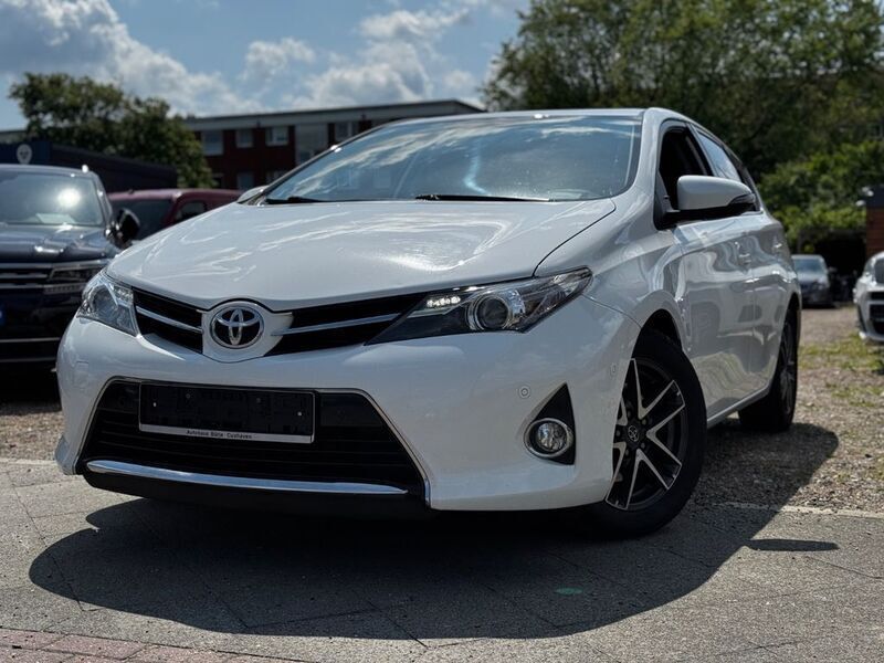Weiß Gebraucht 2015 Toyota Auris Edition Limousine | 7.750 € (Fairer Preis) - Bild 1/4