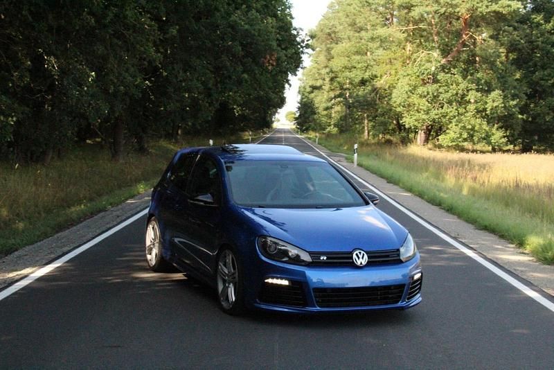 Blau Gebraucht 2010 VW Golf VI R Kleinwagen | 21.500 € - Bild 1/4