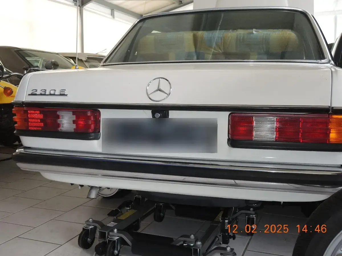 Gebraucht Mercedes 230 136 PS (100 kW) 1983 Weiß Limousine