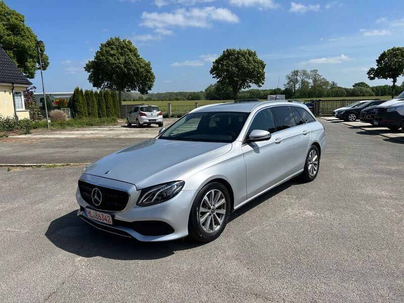 Silber Gebraucht 2021 Mercedes E200 Kombi | 15.299 € - Bild 1/4